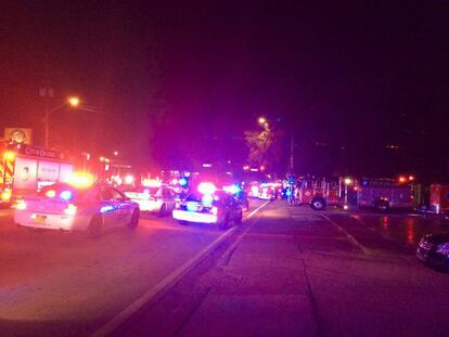 Varios coches policiales se dirigen hacia la zona del tiroteo en Orlando, Florida.