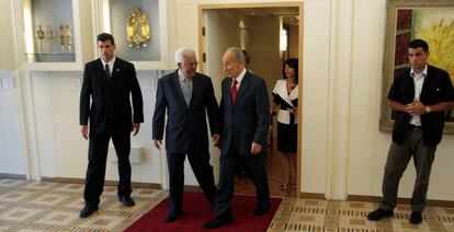 El entonces presidente de Israel, Simón Peres, y el presidente palestino, Mahmud Abbas, en 2008 en Jerusalén.