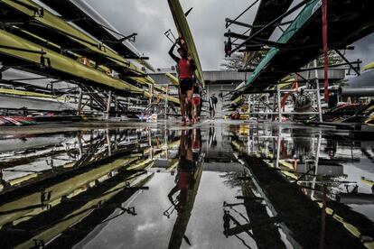 Remeros guardan sus botes después de una sesión de entrenamiento en el Estadio Olímpico de Lagoa, Río de Janeiro.