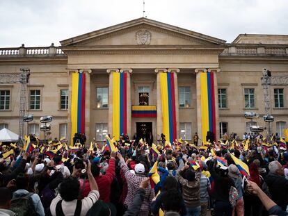 Colombianos se reúnen en el palacio presidencial 'Casa de Nariño' en apoyo a las reformas del Gobierno en Bogotá, en febrero de 2023.