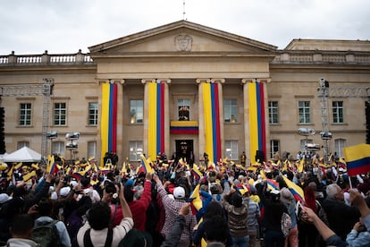 Manifestantes se reúnen en la 'Casa de Nariño' para apoyar las reformas del gobierno colombiano, en 2023.