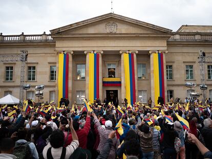 Manifestantes se reúnen en la 'Casa de Nariño' para apoyar las reformas del gobierno colombiano, en 2023.