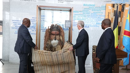 El presidente de la República Democrática del Congo, Felix Tshisekedi, y el rey Felipe de Bélgica descubren la máscara Katuungu, procedente del Museo Real de África Central de Tervuren, durante una visita al Museo Nacional del Congo, en Kinshasa en junio pasado.