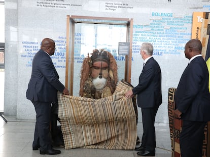 El presidente de la República Democrática del Congo, Felix Tshisekedi, y el rey Felipe de Bélgica descubren la máscara Katuungu, procedente del Museo Real de África Central de Tervuren, durante una visita al Museo Nacional del Congo, en Kinshasa en junio pasado.