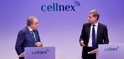 El presidente de Cellnex, Bertrand Kan, a la derecha, con el consejero delegado, Tobías Martínez, el pasado mes de enero.