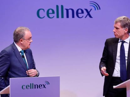 El presidente de Cellnex, Bertrand Kan, a la derecha, con el consejero delegado, Tobías Martínez, el pasado mes de enero.