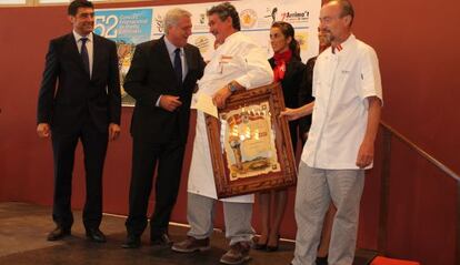 Entrega del primer premio al cocinero Manuel Sánchez.