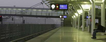 Un pasajero espera en una estación de tren en Múnich durante la huelga de maquinistas convocada ayer en Alemania.