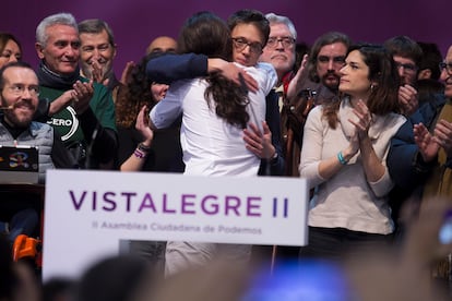 Abrazo de Pablo Iglesias e Íñigo Errejón, en la clausura de la asamblea ciudadana de Podemos en Vistalegre II, en el palacio de Vistalegre de Madrid, el 12 de febrero de 2017.  