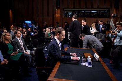 En respuesta a las preguntas del senador demócrata Patrick Leahy, Zuckerberg confirmó también que Facebook está cooperando con el fiscal especial, Robert Mueller, que está investigando la presunta interferencia rusa en las elecciones presidenciales de 2016.