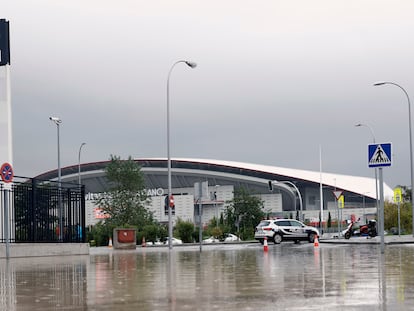 El agua anega una calle junto al estadio Civitas Metropolitano en Madrid, este lunes.