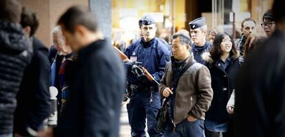 La policía se despliega en el centro de París / BERNARDO PÉREZ