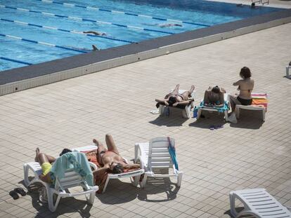 Mujeres haciendo toples en una piscina de Barcelona.