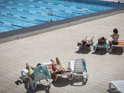El toples es una práctica normalizada en las piscinas Picornell de Barcelona.
