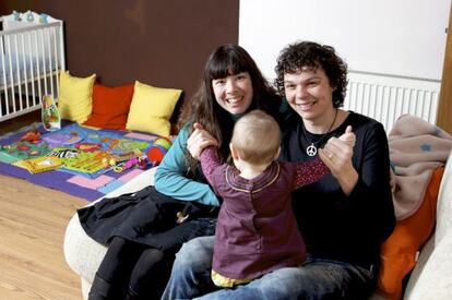 Pilar y Patricia, casadas desde 2007, con su hija de nueve meses, Zoe.