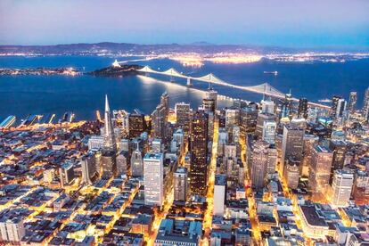 Vista de Oakland desde la bahía de San Francisco.