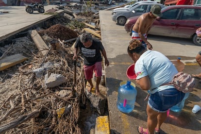 Habitantes y comerciantes de la colonia Revolcadero recolectan agua potable de una fuga.