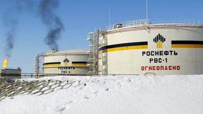 Un punto de almacenamiento de la petrolera estatal rusa Rosneft en Priobskoye (Siberia).