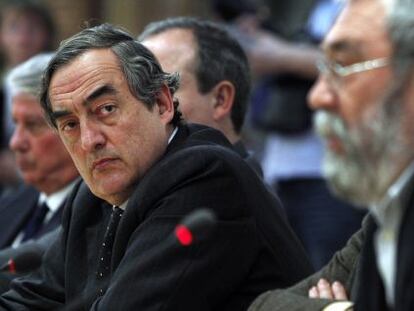 El presidente de la CEOE, Juan Rosell, escucha a Cándido Méndez, líder de UGT, durante la firma del II Acuerdo para el empleo.