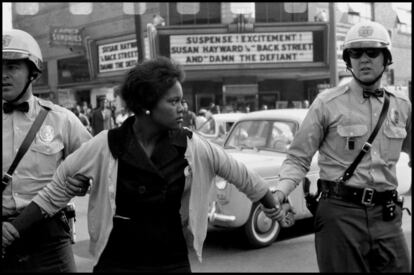 Alabama. Birmingham. 1963. Una manifestante es detenida por la policía.