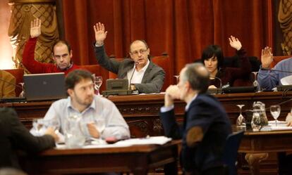 Izagirre (en el centro) vota en un momento del pleno del pasado día 20.