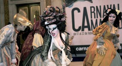 Actores durante la presentación del Carnaval.