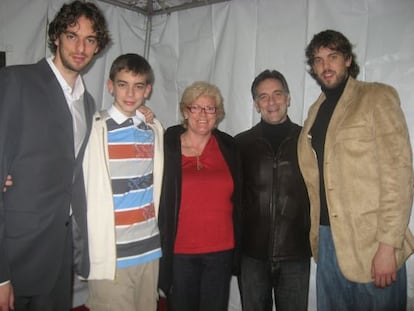 Pau, a la izquierda, y Marc, a la derecha, con sus padres, Agustí y Marisa, y su hermano Adrià, en 2006.