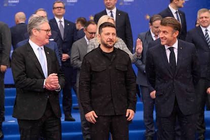 El primer ministro británico, Keir Starmer, el presidente de Ucrania, Volodímir Zelenski, y el de Francia, Emmanuel Macron, este viernes en Tirana (Albania).