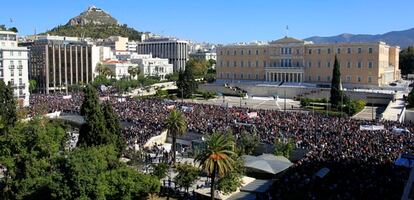 Panorámica de la plaza Sintagma en un momento de la manifestación convocada para protestar contra los recortes ante el Parlamento.