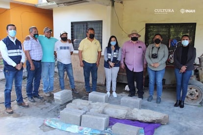 La familia de César Cabrera, la arqueóloga María Eugenia Maldonado Vite, con el hallazgo de la escultura en Hidalgo Amajac, en enero de 2021.