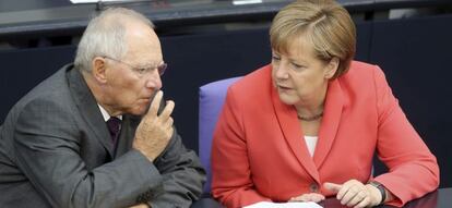 La canciller alemana, Angela Merkel, conversa con su ministro de Finanzas, Wolfgang Sch&auml;uble, en el Bundestag (C&aacute;mara Baja).