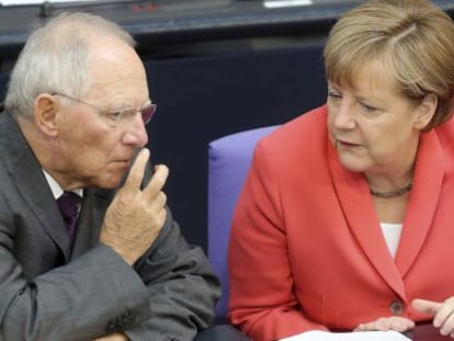 La canciller alemana, Angela Merkel, conversa con su ministro de Finanzas, Wolfgang Sch&auml;uble, en el Bundestag (C&aacute;mara Baja).