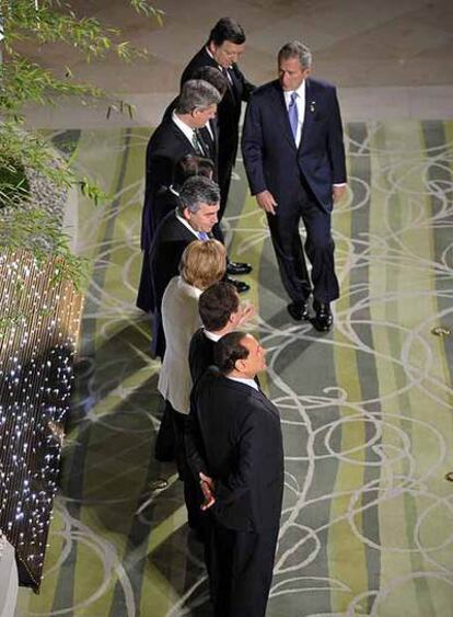 El presidente de Estados Unidos, George W. Bush, se incorpora a la fila con el resto de los miembros del G-8, durante un acto en la cumbre de Toyako (Japón).