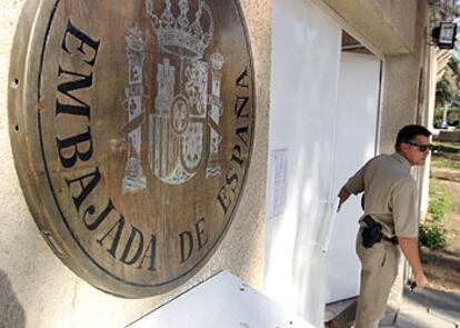 Un empleado de la Embajada de España en Bagdad sale ayer del edificio principal.