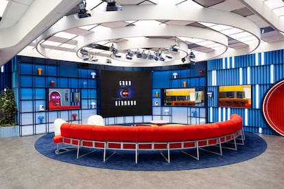 Un sofá circular para ver a todos tus enemigos (de la edición de Gran Hermano 19, emitido en 2024).