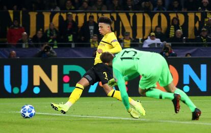 El jugador del Borussia, Jadon Sancho, anota el 3-0 para su equipo.
