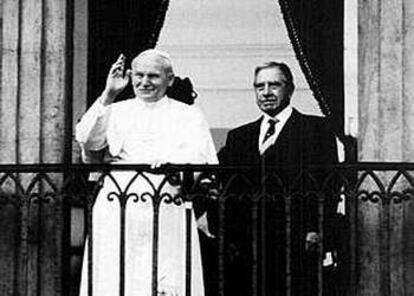 Juan Pablo II y el general Augusto Pinochet saludan desde el palacio presidencial de Santiago durante la visita papal a Chile. (1987)