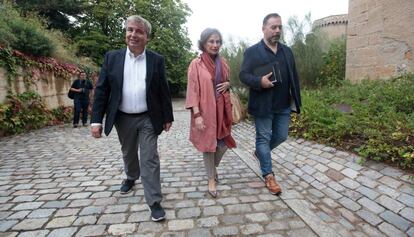 Jordi Xuclà (a la izquierda) y Marta Pigem, exdirigentes de CiU, llegan este sábado al Monasterio de Poblet a la primera reunión de la plataforma El País de Demà.