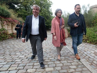 Jordi Xuclà (a la izquierda) y Marta Pigem, exdirigentes de CiU, llegan este sábado al Monasterio de Poblet a la primera reunión de la plataforma El País de Demà.