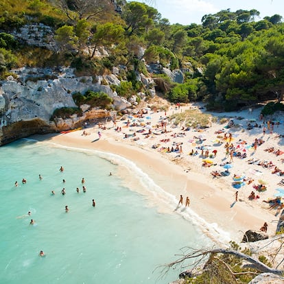 Menorca

Guarida de las celebridades que desean huir de la estruendosa fiesta de Ibiza (y de toparse con un futbolista en cada esquina), esta isla conserva todavía pulso y espíritu rural entre dunas, calas y faros. Esperemos que por mucho tiempo.