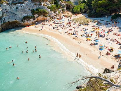 Menorca
Guarida de las celebridades que desean huir de la estruendosa fiesta de Ibiza (y de toparse con un futbolista en cada esquina), esta isla conserva todavía pulso y espíritu rural entre dunas, calas y faros. Esperemos que por mucho tiempo.