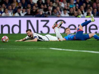 Nacho y Dani Olmo, en una acción del Madrid-Leipzig.