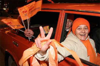 Seguidores de Yúshenko celebran el resultado electoral en las calles de Kiev.