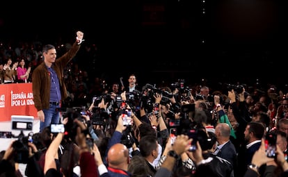 Pedro Sánchez, secretario general del PSOE, saluda a los militantes de su partido durante la clausura del 41º Congreso Federal celebra en Sevilla, el 1 de diciembre. 