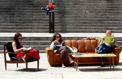 Lectores en la plaza del museo Reina Sof&iacute;a en la pasada edici&oacute;n de La Noche de los Libros. 