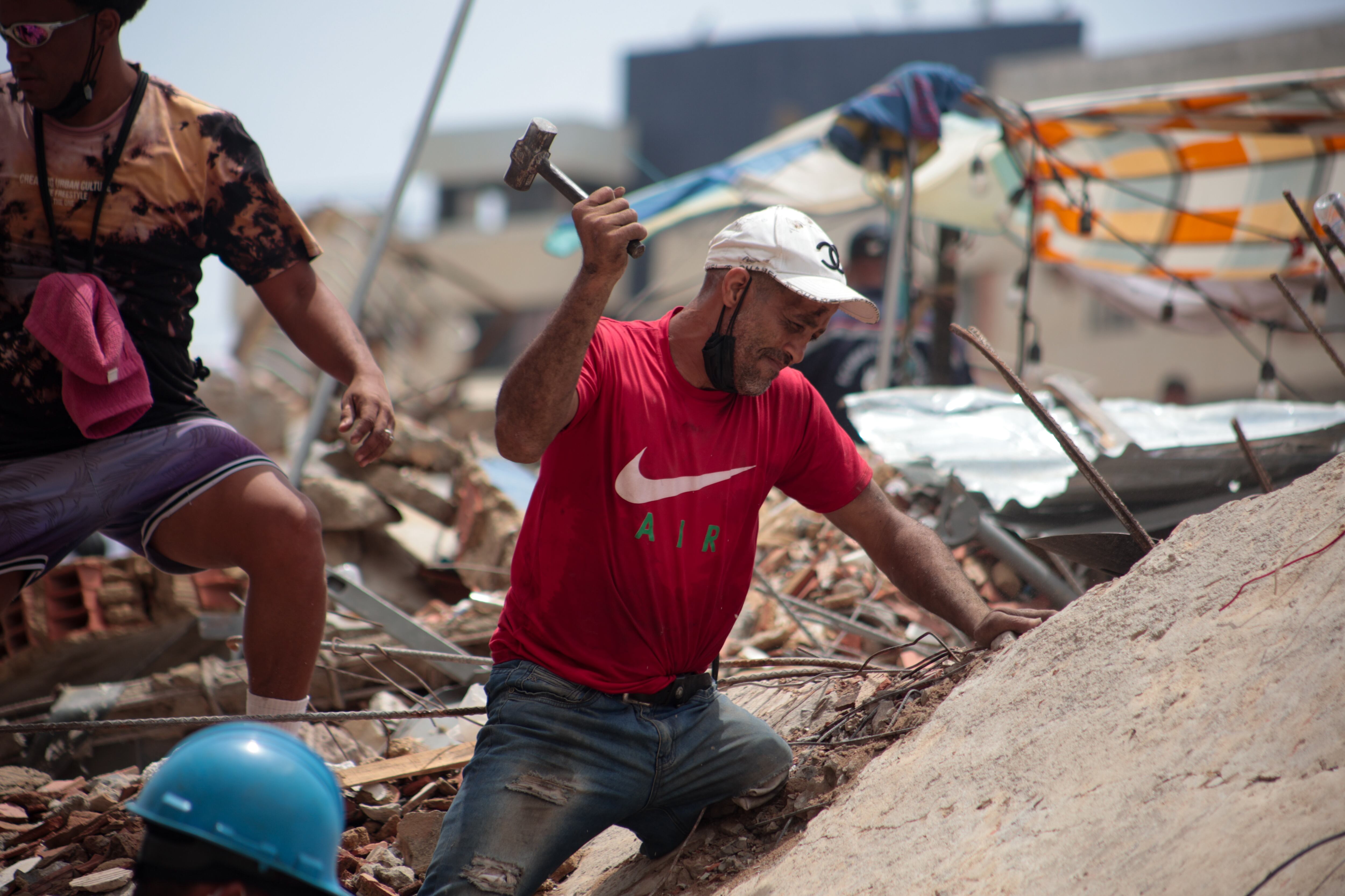 Búsqueda de personas atrapadas bajo los escombros en el complejo OPP 26 de Tanaguarena, el 30 de junio.