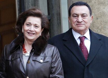 Hosni Mubarak junto a su mujer, Suzanne.