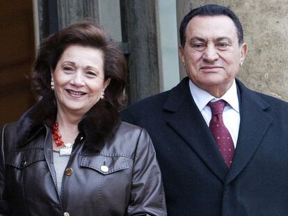 Hosni Mubarak junto a su mujer, Suzanne.