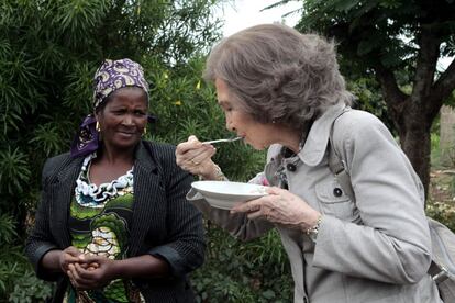 La Reina prueba Papa de Mijo (comida preparada para los niños pequeños por sus madres) en una aldea del municipio de Namaacha, durante la última jornada de su visita a Mozambique.