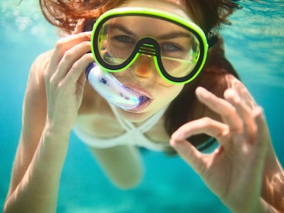 Unas gafas y un tubo apropiado es esencial para disfrutar bajo el agua haciendo esnórquel. GETTY IMAGES.